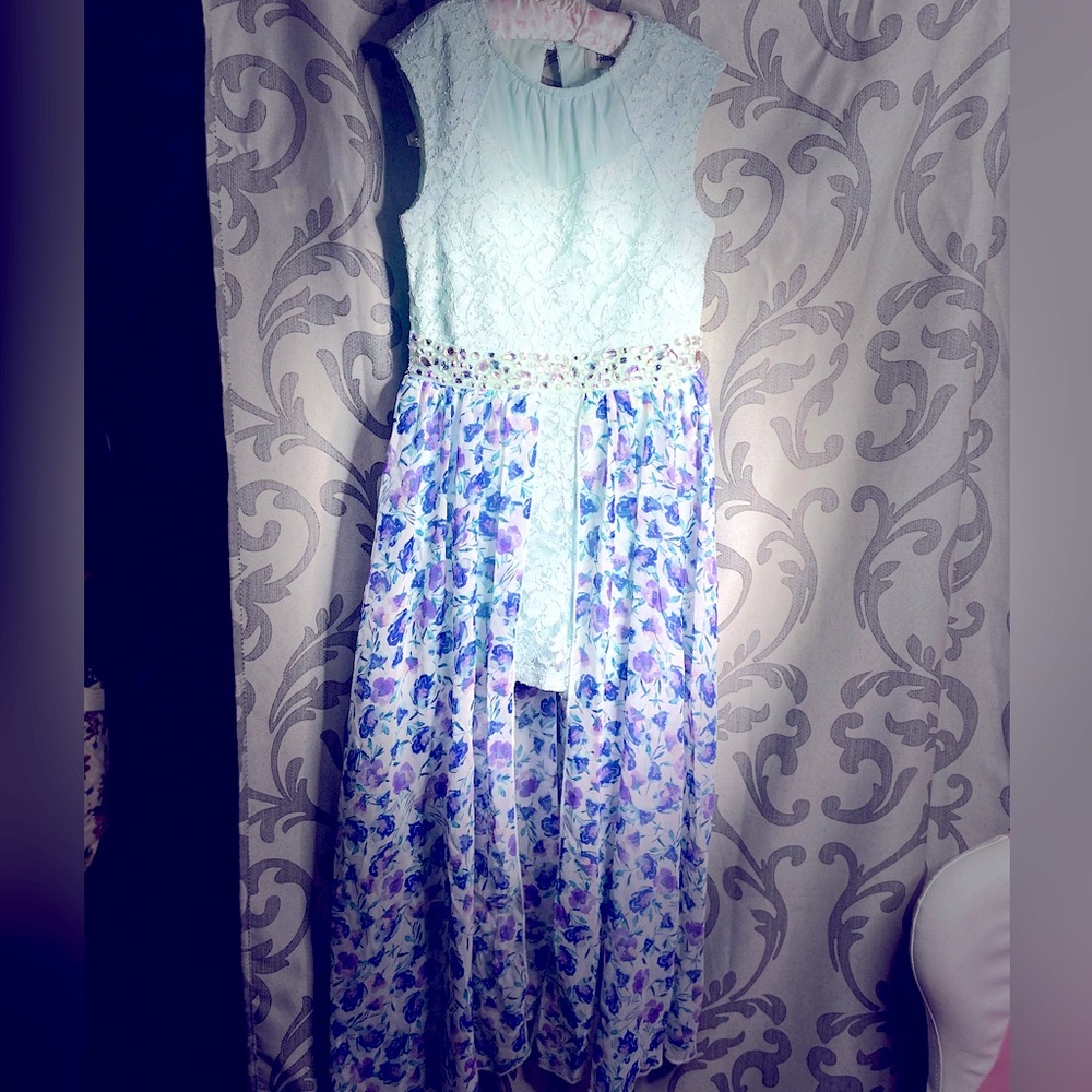 Girls size 7 flattering formal dress.
